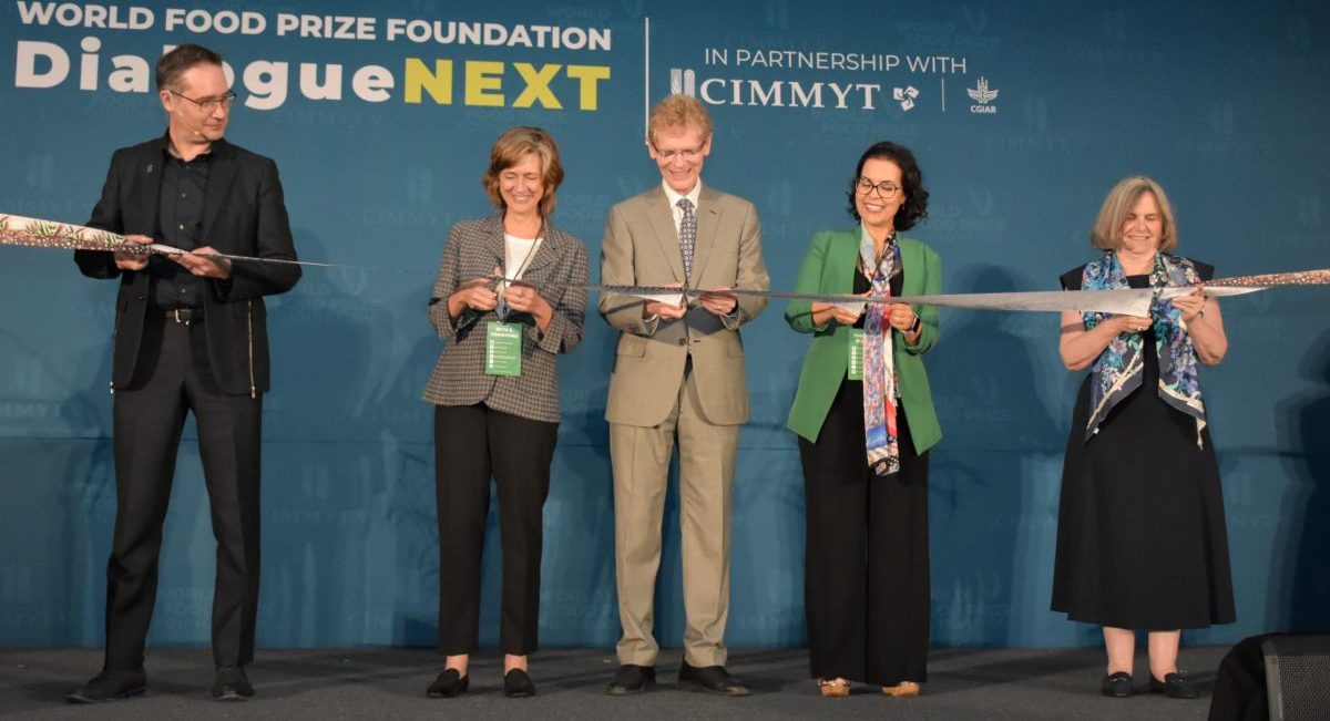 De izquierda a derecha: Bram Govaerts (CIMMYT), Beth Crawford (FAO), Cary Fowler (Premio Mundial de la Alimentación 2024), Ismahane Elouafi (CGIAR), y Catherine Bertini (Premio Mundial de la Alimentación 2023). Foto: Jenifer Morales / CIMMYT)