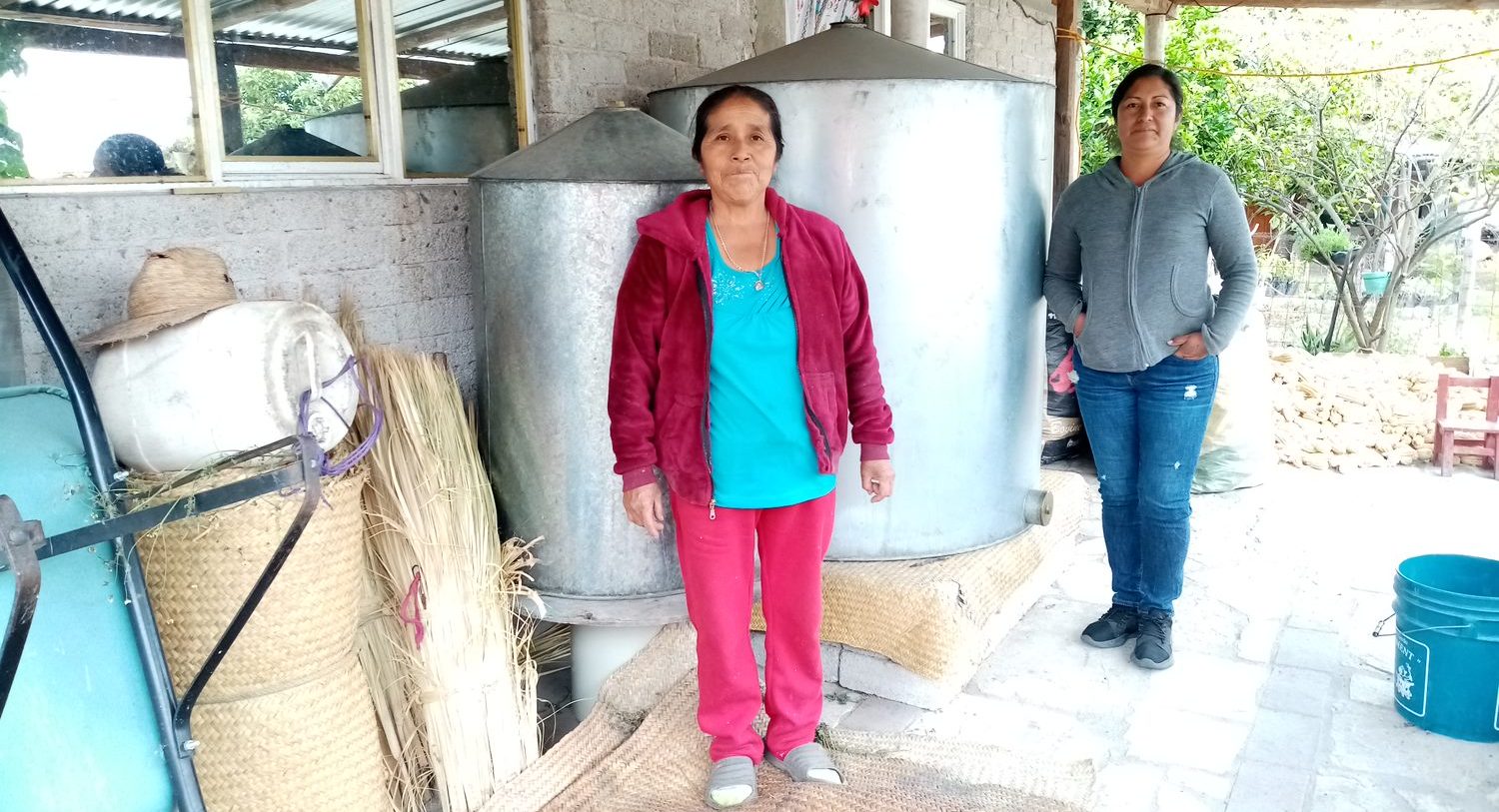 Productoras oaxaqueñas junto a sus silos metálicos herméticos. (Foto: García, Ramírez, Meentzen)