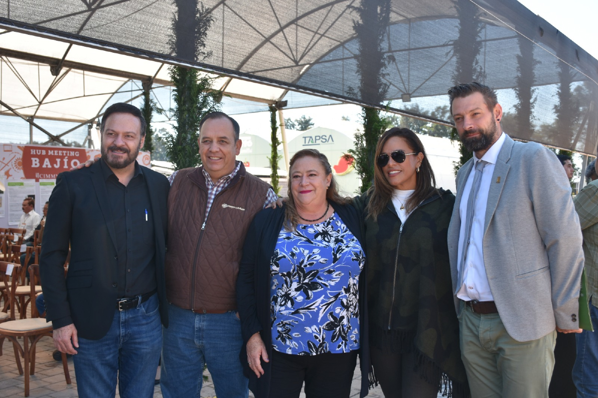 De izquierda a derecha: Roberto Castañeda, presidente del Consejo de Cuencas Lerma-Chapala; el representante de PepsiCo México para el Hub Meeting Bajío 2024; Marisol Suárez, secretaria del Campo de Guanajuato; Lilian Ibarra Retana, directora de la Expo AgroAlimentaria Guanajuato; y Jelle Van Loon, director asociado del Programa de Sistemas Agroalimentarios del CIMMYT. (Foto: Sarah Martínez / CIMMYT)