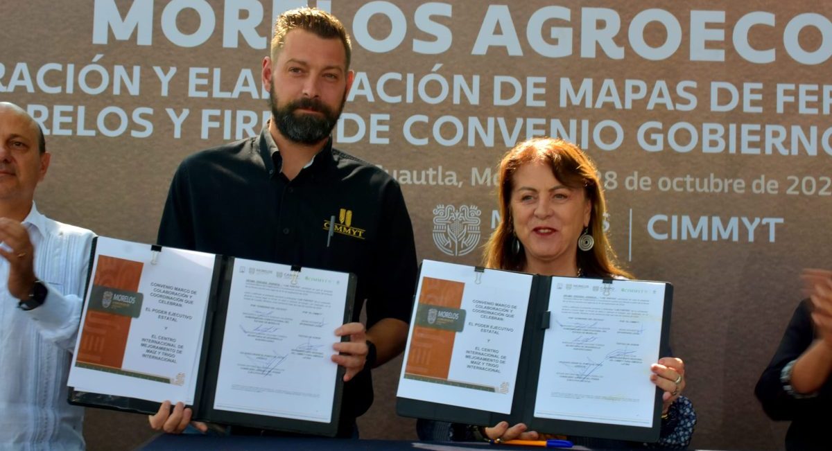 Jelle Van Loon, director asociado SAS-CIMMYT, y Margarita González Saravia, gobernadora de Morelos. (Foto: Francisco Alarcón / CIMMYT)