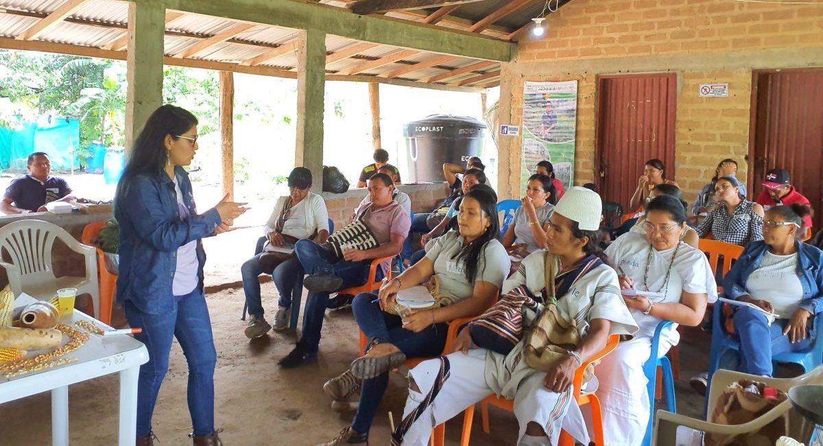 Especialista en poscosecha del CIMMYT en sesiones de capacitación. (Foto: Janeth Bolaños)