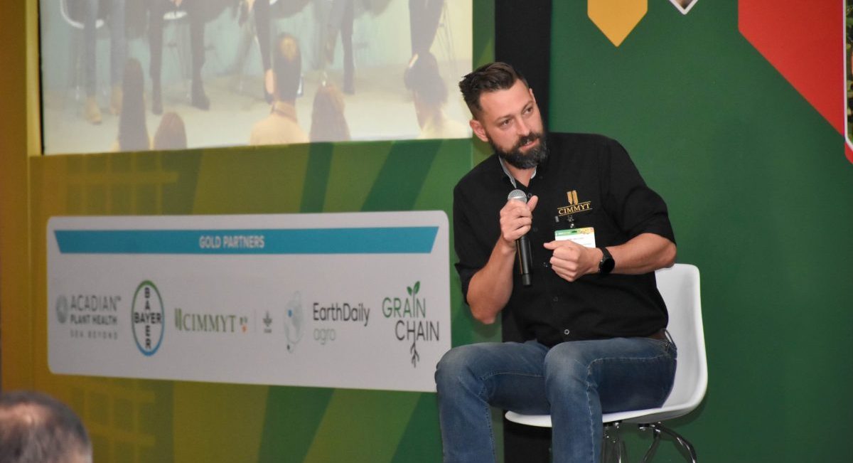 Jelle Van Loon durante su participación en el panel “Transitioning to Regenerative Agriculture in Mexico: Corporate and Government Programs Supporting Small Growers to Adopt Climate-Smart Practices”. (Foto: Francisco Alarcón / CIMMYT)