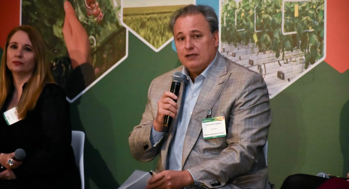 Juan Cortina, miembro del Consejo Directivo del CIMMYT, participa en el panel de discusión “Capitalizar el Nearshoring: Alianzas entre México y Socios Internacionales”. (Foto: Francisco Alarcón / CIMMYT)