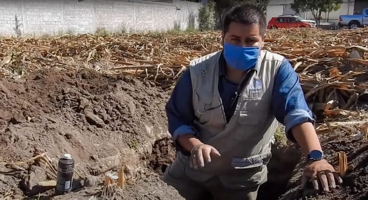 José Manuel Rivera explica cómo evaluar la materia orgánica del suelo al utilizar muestras de diferentes estratos y agua oxigenada para determinar su nivel de fertilidad y salud. (Foto: CIMMYT)