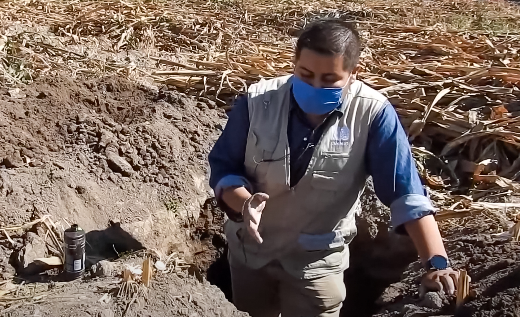 José Manuel Rivera explica la importancia de evaluar la materia orgánica en el suelo y cómo utilizar agua oxigenada para identificar su presencia en distintos estratos. (Foto: CIMMYT)