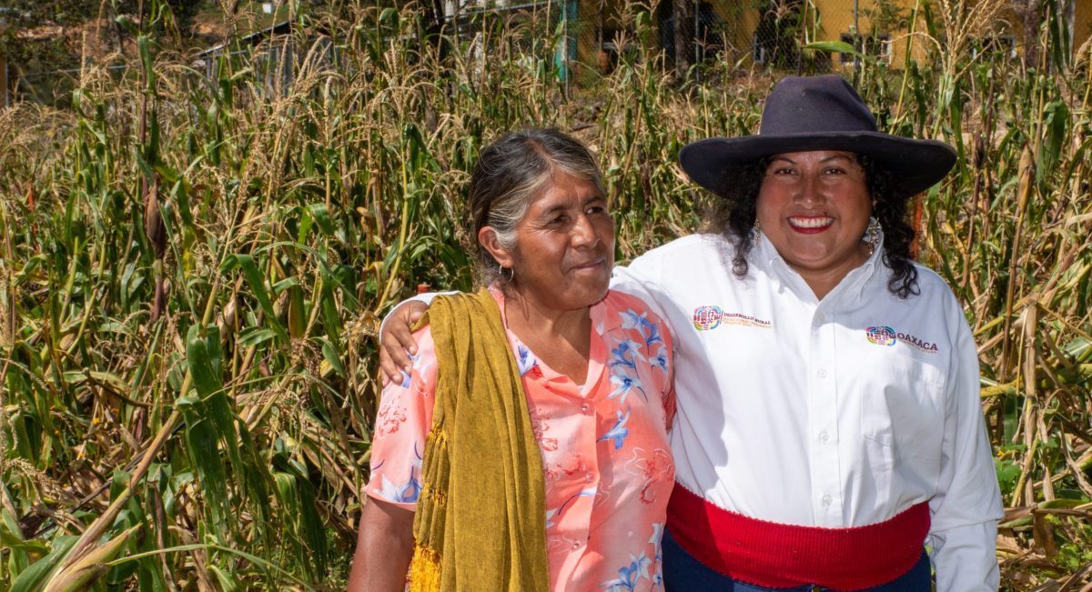 Teresa Santos Cortés, técnica de la SEFADER, junto a Juliana, productora de Santa Lucía Miahuatlán. Juntas, comparten conocimientos y trabajan para transformar el campo oaxaqueño en un espacio de esperanza y aprendizaje colectivo. (Foto: Sarah Martínez)