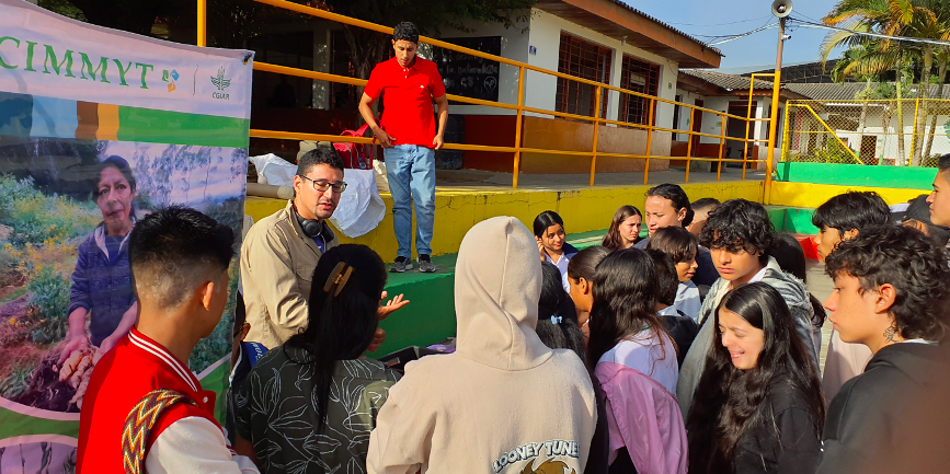 Especialista del CIMMYT en sesión con jóvenes estudiantes colombianos. (Foto: Nature Plus)