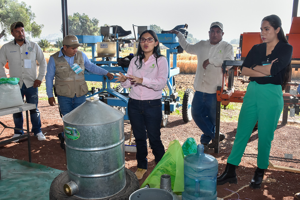 Jessica González presenta el silo metálico hermético para mejorar el almacenamiento y conservación de granos. (Foto: Gabriela Bracamonte/CIMMYT)