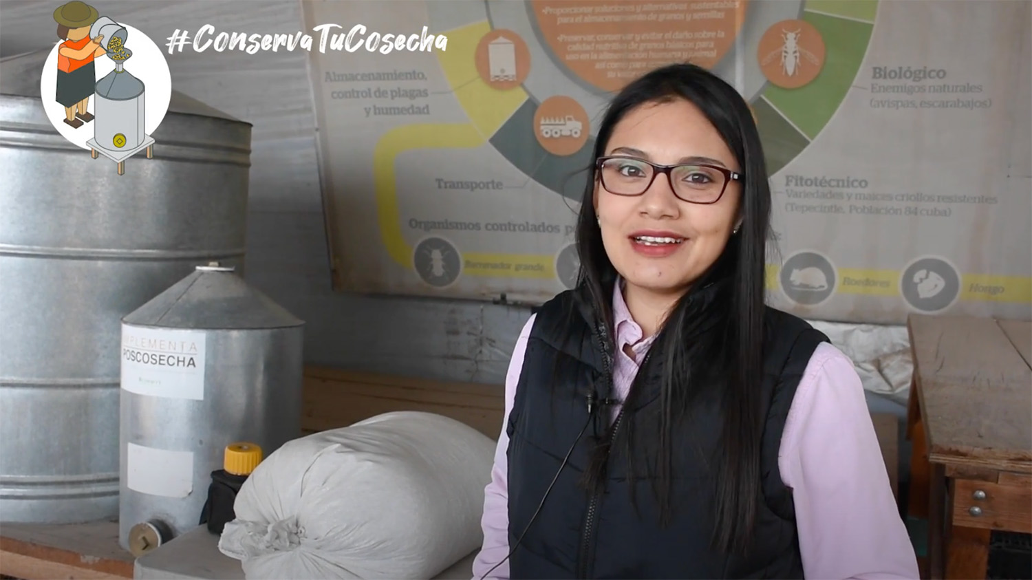 Jessica González, coordinadora de Investigación del CIMMYT, explica el uso de tecnologías herméticas para conservar la calidad de los granos y proteger las cosechas. (Foto: CIMMYT)