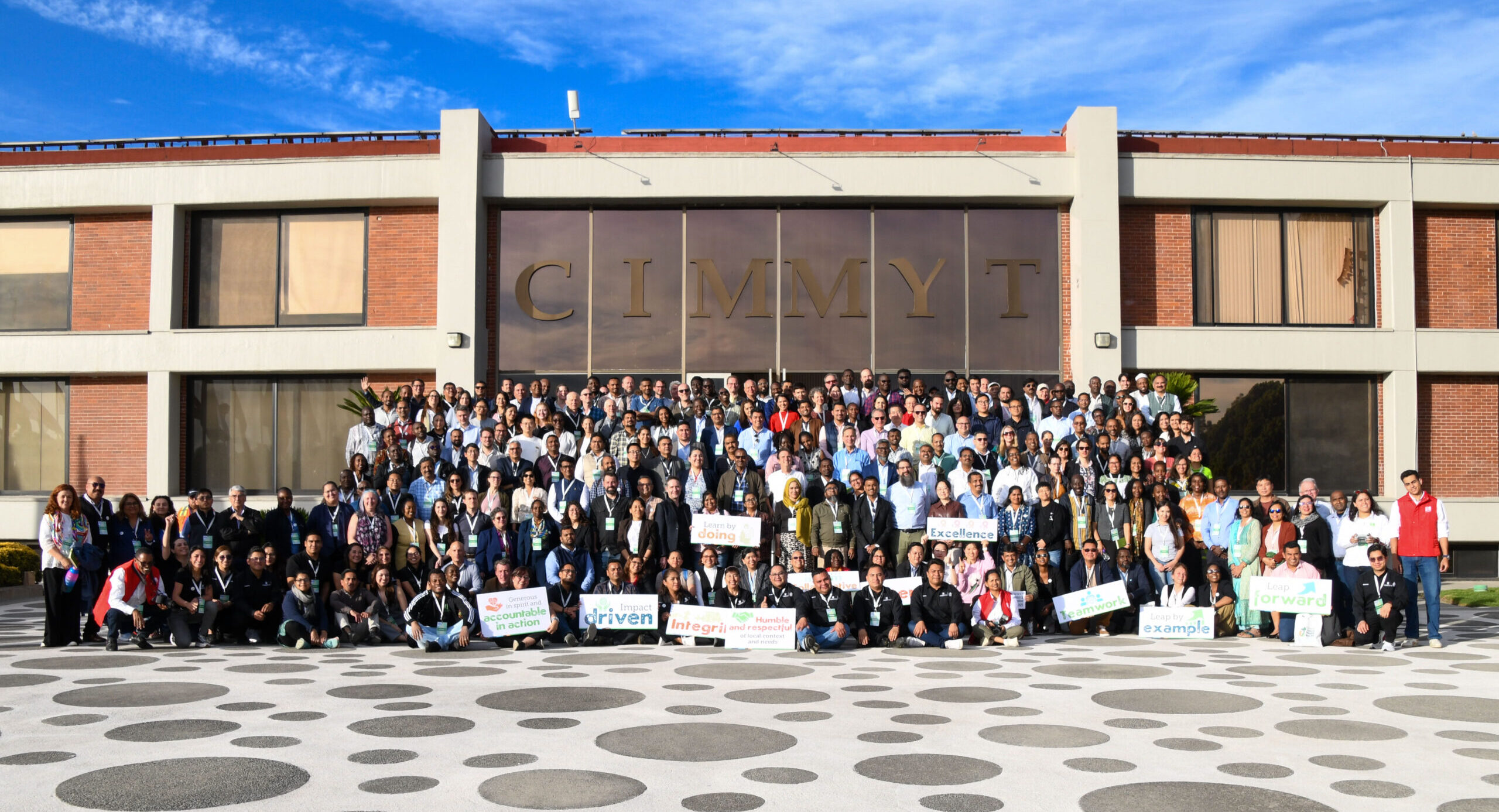 Fotografía grupal de los investigadores participantes en la Semana de Ciencia e Innovación 2025 del CIMMYT. (Foto: Jenifer Morales / CIMMYT)