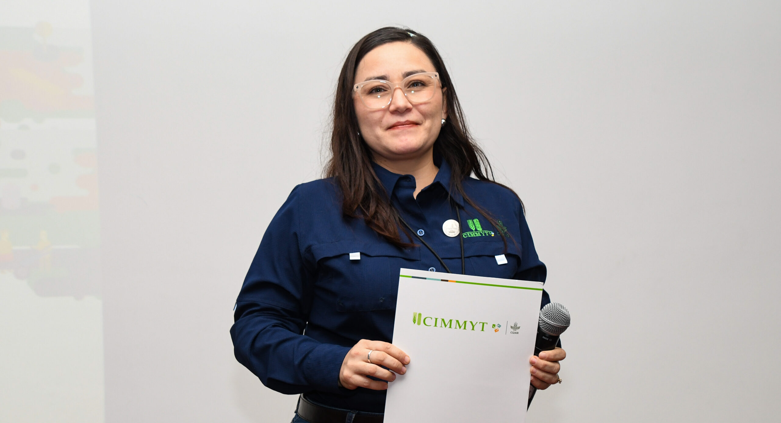 Carolina Cortés, ingeniera agrónoma y responsable técnica en CIMMYT, comparte su experiencia en la agricultura y el liderazgo femenino en el sector, e impulsa la innovación y la inclusión en el campo. (Foto: Gabriela Bracamonte / CIMMYT)