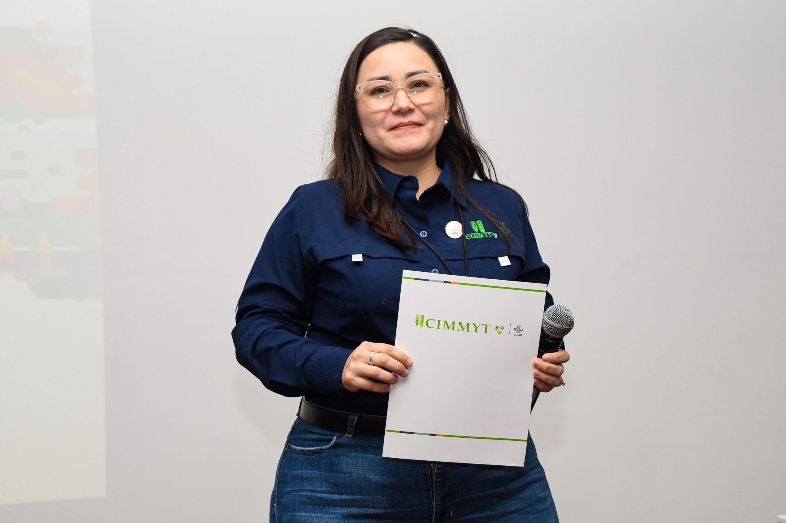 Carolina Cortés, ingeniera agrónoma y responsable técnica en CIMMYT, comparte su experiencia en la agricultura y el liderazgo femenino en el sector, e impulsa la innovación y la inclusión en el campo. (Foto: Gabriela Bracamonte / CIMMYT)