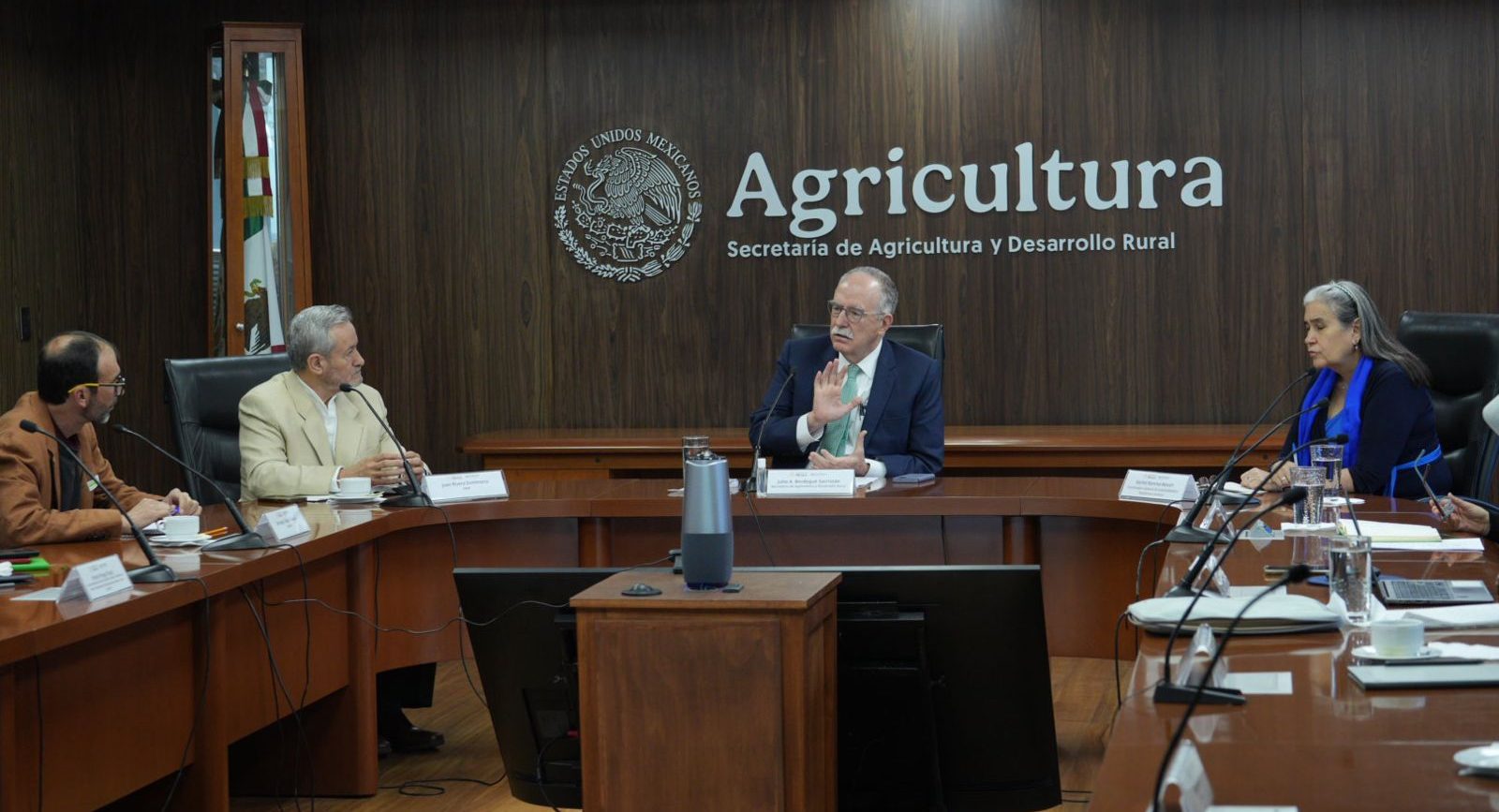 Julio Berdegué Sacristán, titular de la Secretaría de Agricultura y Desarrollo Rural, en reunión con las y los responsables del proyecto sobre los efectos del cambio climático en la nutrición y salud poblacional, del INSP, Universidad de Cornell y CIMMYT. (Foto: Secretaría de Agricultura y Desarrollo Rural) 