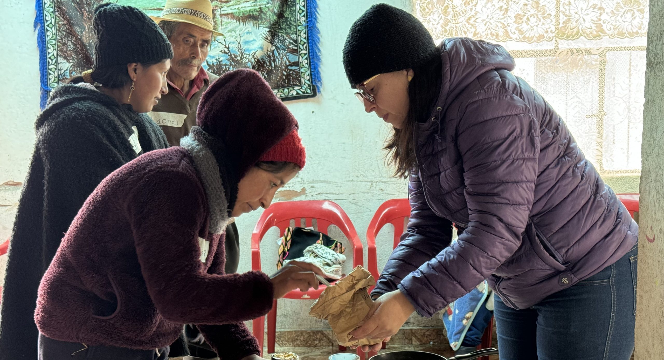 Janeth Bolaños en una sesión;on de capacitación; on en poscosecha comparte el conocimiento científico con los productores.