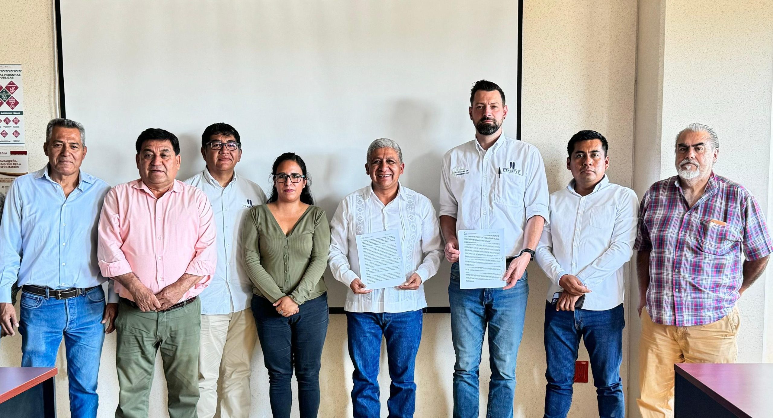 Autoridades de la SEFADER y el CIMMYT durante la reunión para delinear nuevas líneas de acción para el proyecto que ambas instituciones impulsan en Oaxaca. (Foto: SEFADER / CIMMYT)