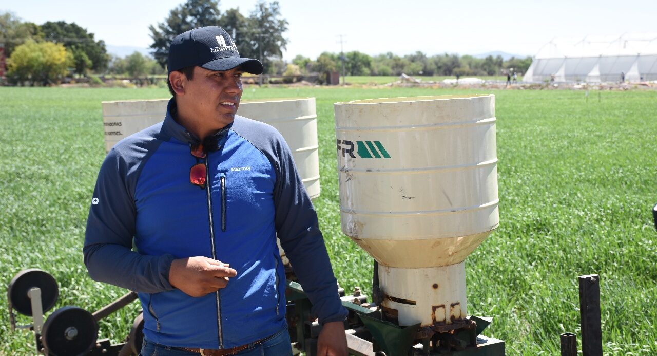 Arturo Ortiz, Coordinador del Hub Bajío del CIMMYT, explica prácticas de agricultura sustentable en campo, y destaca el uso de innovaciones para mejorar la productividad y la conservación del suelo. (Foto: Francisco Alarcón / CIMMYT)