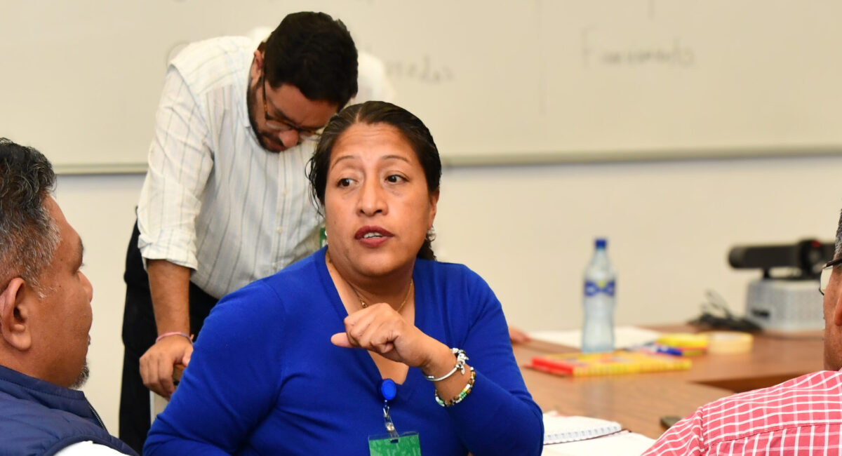 Fidelia González Galindo, investigadora y responsable de la Plataforma de Investigación de Cuatempan, dialoga sobre estrategias para fortalecer la participación de las mujeres rurales en la producción agrícola sostenible. (Foto: Jenifer Morales/CIMMYT)