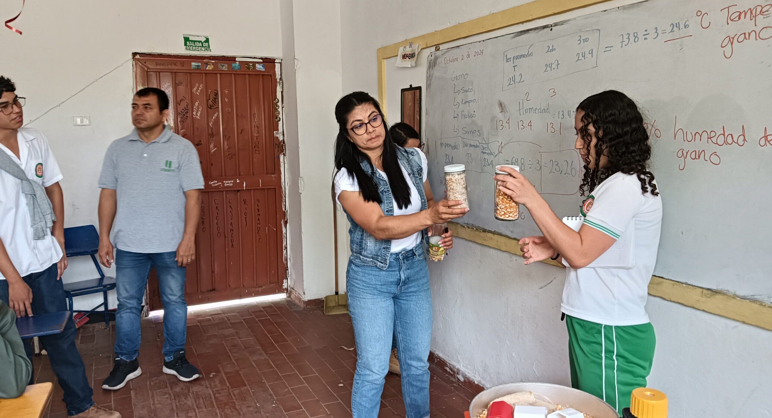 Jóvenes participando en la iniciativa Soluciones Positivas para la Naturaleza en Colombia.