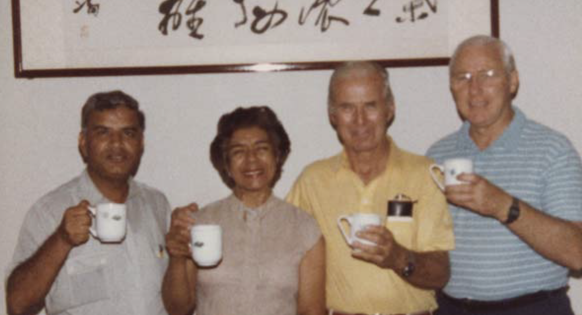 Evangelina Villegas junto al Dr. Surinder Vasal (izquierda) y Norman Borlaug (segundo desde la derecha), comparten un momento de convivencia. (Foto: CIMMYT)