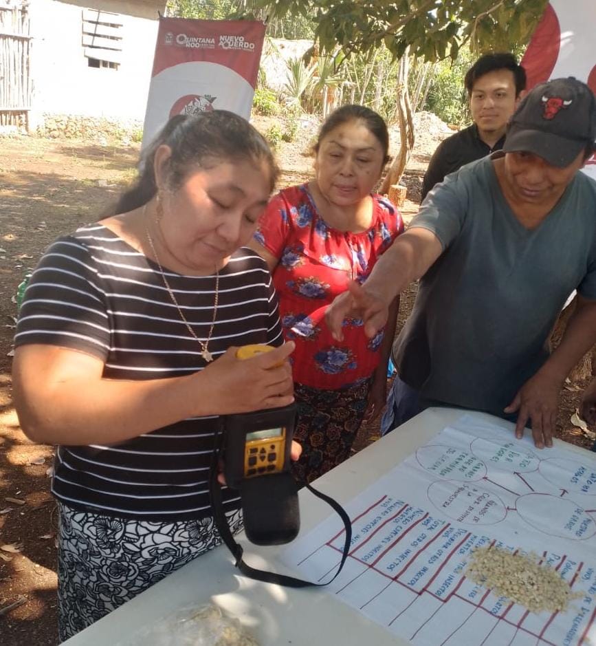 Productora durante práctica de medición de la humedad del grano. (Foto: Hub Península de Yucatán)