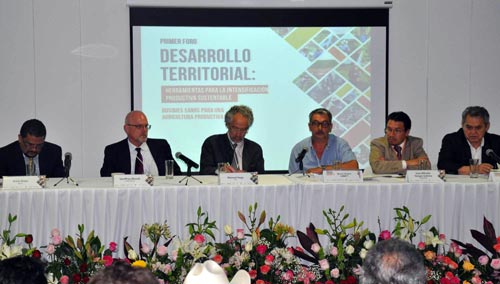 (De izquierda a derecha) Jesús Rojas, Nestlé; Geoffrey Minott, USAID Mexico; Manuel Vega, TNC; Bruno Gerard, CIMMYT; José Alfredo Vargas, SEMARNAT; Juan Manuel Barrera, CONAFOR