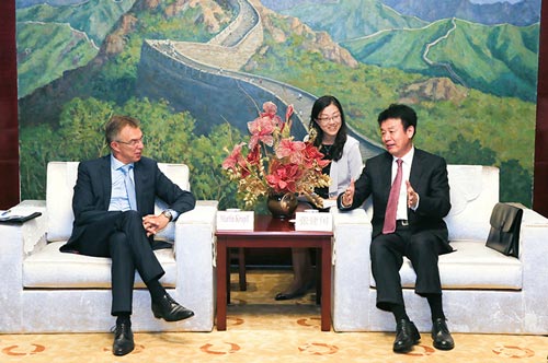 Kropff se reunió con Jiangguo Zhang, Viceministro y Administrador del Ministerio de Recursos Humanos y Seguridad Social de SAFEA. Foto: SAFEA
